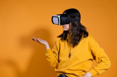 Siber uzaya daldırma, sanal gerçeklik ve kullanıcı.