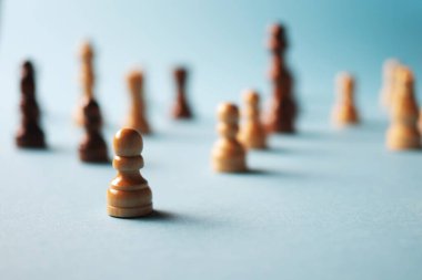 Genç tecrübesiz bir uzmanın çalışma ekibinde sorunları genç mezunlara danışmanlık ve stajyerlik yapması..