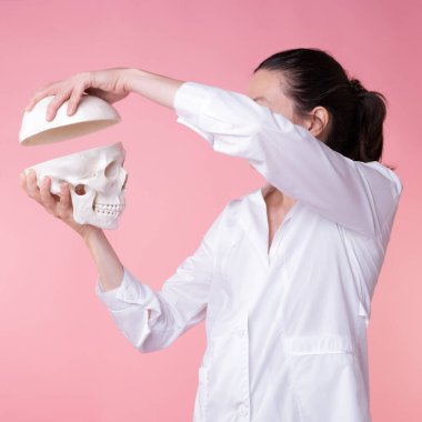 Psikoterapist, psikolojik sorunların kaynağına ulaşmak için kafatasını açar..