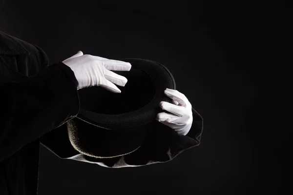 Ręczne gesty. Magik pokazuje sztuczki w kapeluszu.. — Zdjęcie stockowe