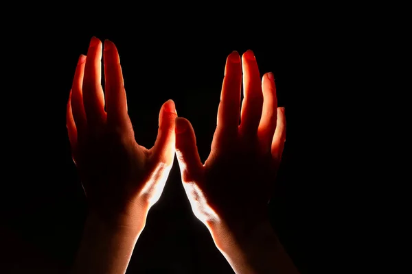 Luz avermelhada mágico brilha de cima na palma da sua mão. Mãos para cima, esforçando-se para alta, conceito. — Fotografia de Stock