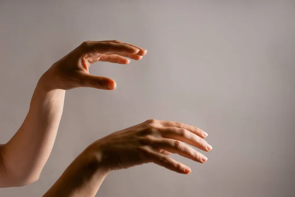 Elegante mano femminile, rivolta verso il lato. Un palmo appeso. Gesti della mano — Foto Stock