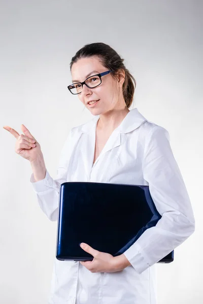 Tânăr doctor sau student la medicină cu un laptop în mâini . — Fotografie, imagine de stoc