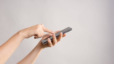 Mobil uygulamaları kullan, kaydırma. Akıllı telefon, kadın eli dokunmatik pedi kullanır..