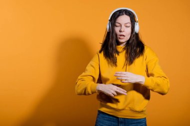 Müzik dinlemek için başvurular, radyo dinlemek için. Üyelik telefonunuzda tıklanıyor,