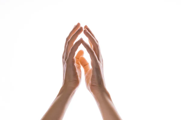 手创造魔法，或祈祷光明从上方降临到手上。手掌之间的光芒. — 图库照片