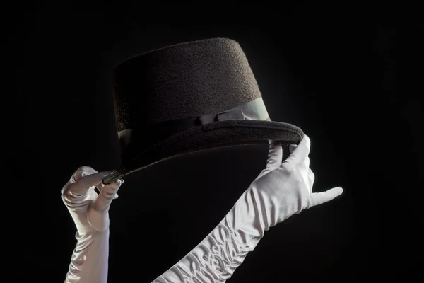 Kézmozdulatok. Showman mutatja eltűnő trükkök kalap, fehér kesztyű és fekete cilinder, — Stock Fotó
