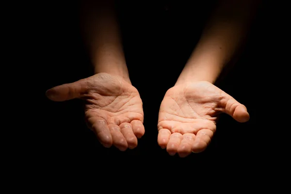 Dos manos con las palmas abiertas aparecieron, ofreciendo o dando algo, un puñado. — Foto de Stock