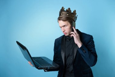 Bencil ve kendine güvenen üst düzey bir yönetici müşterilere ve ortaklara bağırıyor.,