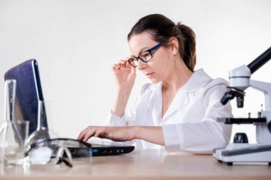 Tıp ve farmakoloji alanında büyük veriler, konsept. Genç bir kadın, laboratuvar asistanı ya da araştırmacı.