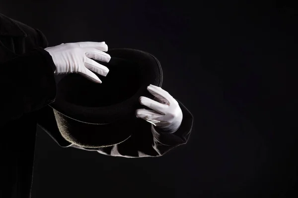 Ręczne gesty. iluzjonista trzyma kapelusz w rękach i pokazuje magię i sztuczki. — Zdjęcie stockowe