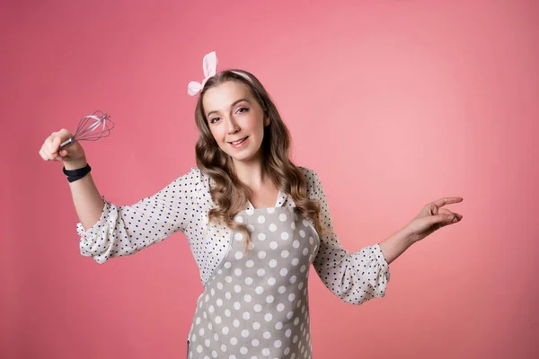 Giovane affascinante pasticciera donna con una frusta in mano. — Foto Stock