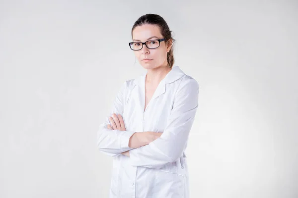 Doctor într-un portret de haină albă pe un fundal alb . — Fotografie, imagine de stoc