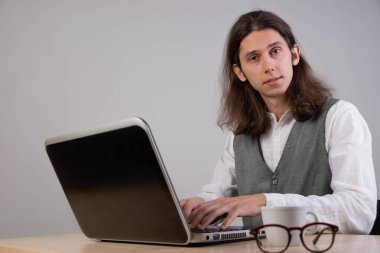 İnek çocuk yeni teknolojiler, programlama ve bilgisayar modellemesi öğreniyor..