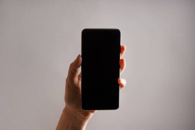 Mobil uygulamaları kullan. Akıllı telefon, kadın eli dokunmatik pedi kullanır..