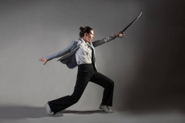 İş ve kariyerde görünmez düşmanla savaşmak, konsept. Kendinden şüphe etmemek için.,