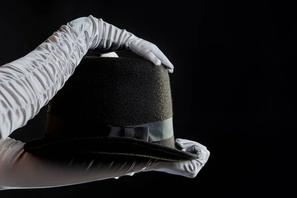 Kézmozdulatok. az illuzionista kalapot tart a kezében, és varázslatot és trükköket mutat.. — Stock Fotó