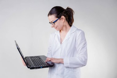 Laboratuvar asistanı ya da beyaz önlüklü bir araştırma öğrencisi. Beyaz önlüklü genç bir bayan doktor.