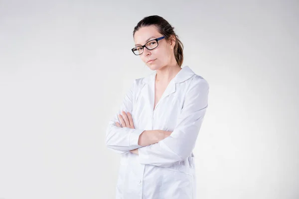 Doctor într-un portret de haină albă pe un fundal alb . — Fotografie, imagine de stoc