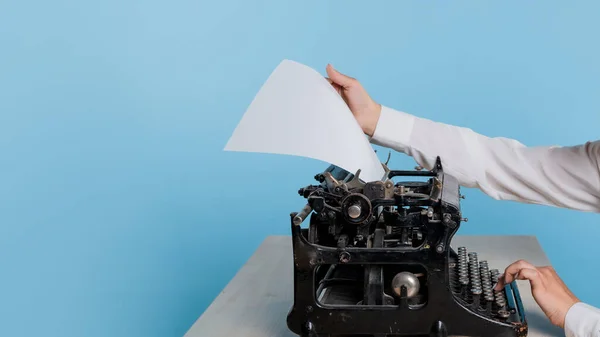 Joven escritora en una máquina de escribir, escribe un texto. Máquina de escribir retro vintage primer plano — Foto de Stock