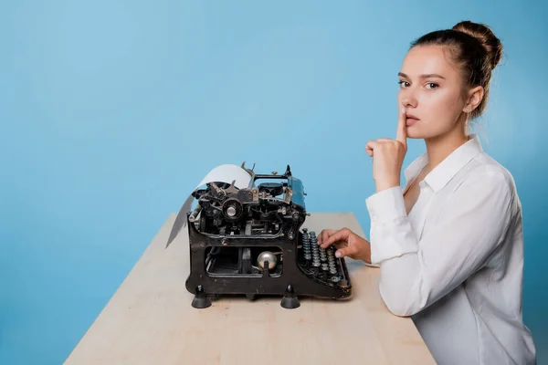 La autora de la máquina de escribir, una joven escritora — Foto de Stock