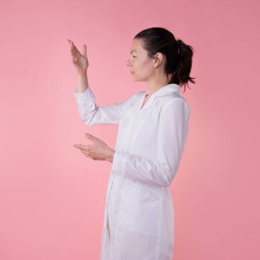 Bir doktor, bir laboratuvar asistanı ya da beyaz önlüklü bir araştırmacı.