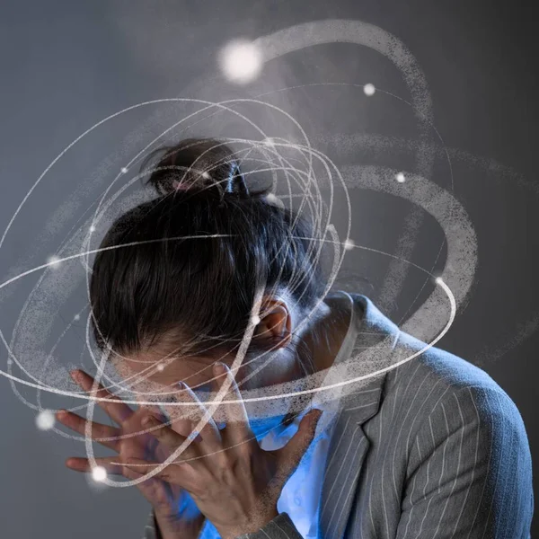 İş stresi ya da baş ağrısı, konsept. Takım elbiseli genç bir kadın başını tutuyor.,