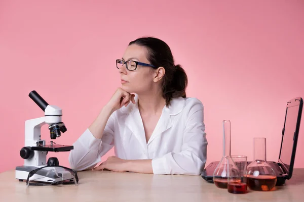 Cosmetología, investigación y creación de productos de cuidado y belleza, concepto. —  Fotos de Stock