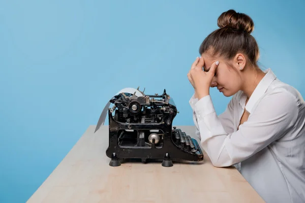 Um autor de uma máquina de escrever, uma jovem blogueira ou escritora — Fotografia de Stock