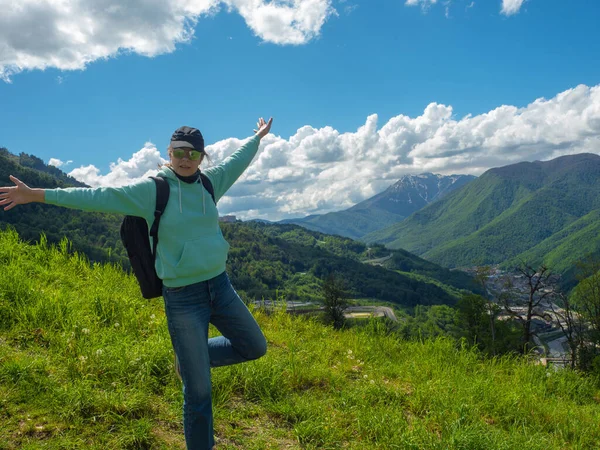 Местный туризм, походы в горы. Молодая туристка с рюкзаком — стоковое фото