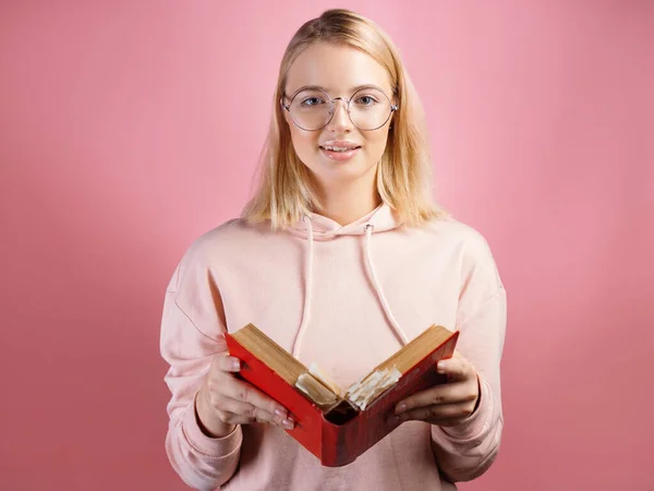 Junge Studentin, ein Porträt mit einem offenen Buch in der Hand. — Stockfoto
