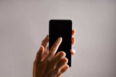 Mobil uygulamaları kullan, kaydırma. Akıllı telefon, kadın eli dokunmatik pedi kullanır..