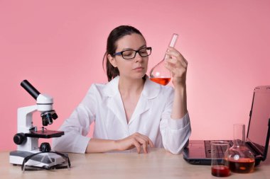 Kozmetoloji, konsept. Cilt ve saçın, kremlerin, merhemlerin ve bakım ürünlerinin güzelliği için ürünlerin geliştirilmesi.