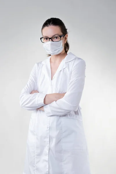 Tânără femeie medic vede pacienții, purtând o mască de protecție și ochelari pe față — Fotografie, imagine de stoc