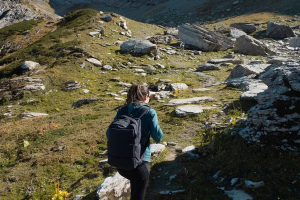 Молодая туристка с рюкзаком гуляет по горам, путешествует по национальным паркам. — стоковое фото