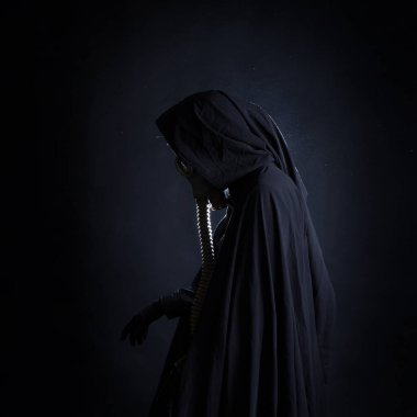 Kıyametten sonraki karakter, korkunç bir hikaye, gaz maskeli bir konsept karakter ve siyah bir ceket.