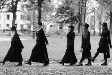 Cadılar Bayramı partisine gidiyorum. Cadı olarak beş kadın Şabat 'a gider. Bir grup cadı ya da gotik.