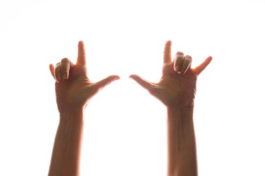 El hareketleriyle. Baş parmaklar yukarı, rockçının güzel bir jesti. Kadın eli.