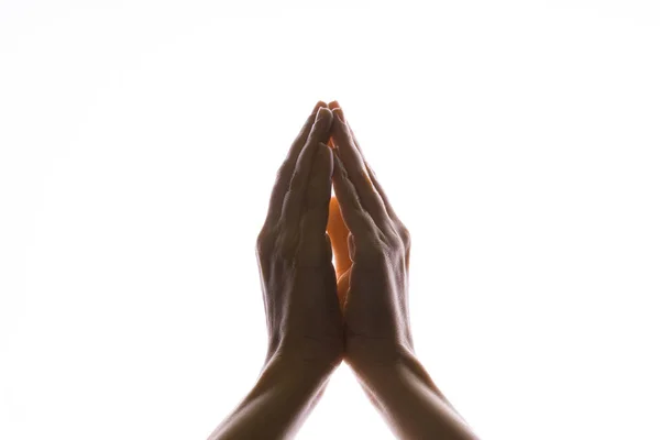 Orando mãos sobre um fundo branco. Luz de cima. Mãos dobradas em oração. Gestos de mão — Fotografia de Stock
