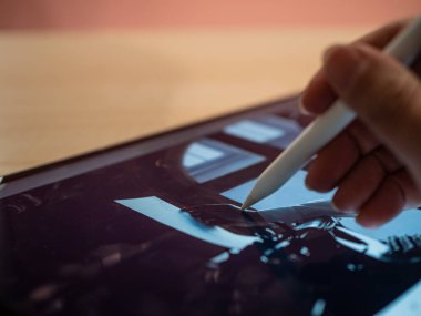 Resim rötuşlama ve çizim bir grafik tablet ekranında bir stilus ile.
