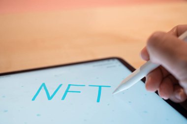 NFT değiştirilemez kripto sanatı, konsepti oluşturma simgesi.