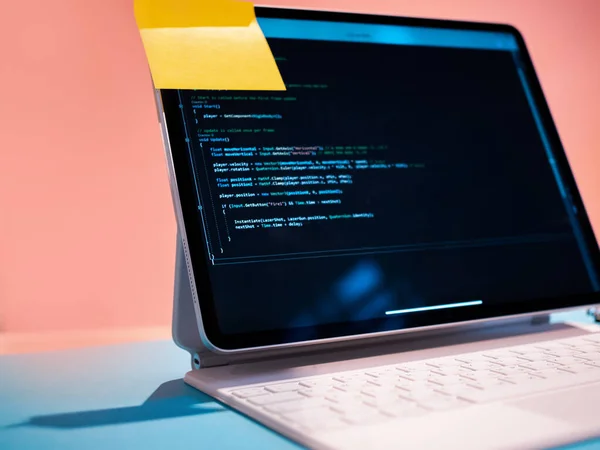 Ein Laptop mit Erinnerung und Programmcode auf dem Monitor. Zeitmanagement — Stockfoto