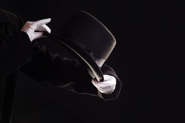 El hareketleriyle. Sihirbaz şapkayla numara yapar..