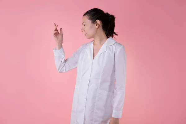 Un medic, un asistent de laborator sau un cercetător într-o haină albă — Fotografie, imagine de stoc