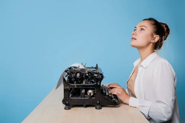 Gelukkig jong vrouw is een auteur op een typemachine, is geïnspireerd, — Stockfoto