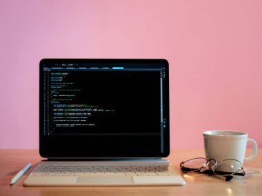 Bir tasarımcı ya da geliştirici için minimalist bir işyeri. Bir dizüstü.