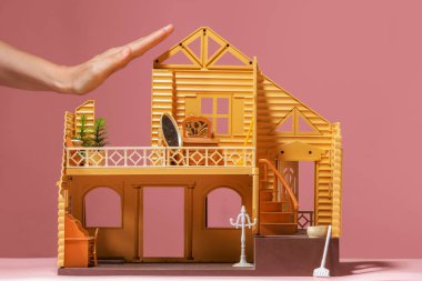 Emlak sigortası, ev güvenliği ve onarım, konsept. Sembol olarak büyük bir insan eli.,