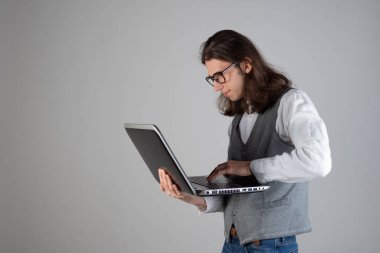 Programlama ve yazma kodu, yazılım ürünleri geliştirme. İnek adam.,