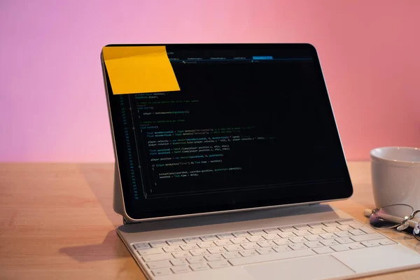 Un recordatorio en la esquina del monitor, su hora de escribir código, — Foto de Stock