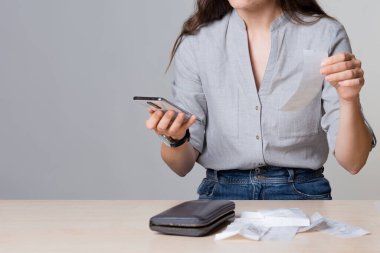 Kişisel finans, bir kadın elinde bir cüzdan tutar ve para sayar.,